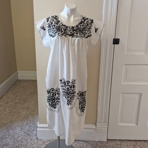 Vintage white lounge dress with pretty black and orange embroidery size L